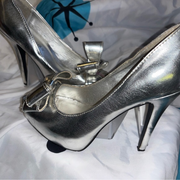 JUST FABULOUS  PARIS HILTON EDITION CHROME SILVER BIG BOW HEELS SIZE 8 - Picture 2 of 6